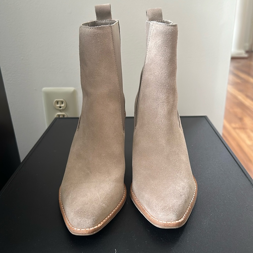 Like New Treasure & Bond Emerson Suede Beige Tan Chelsea Boot 6.5